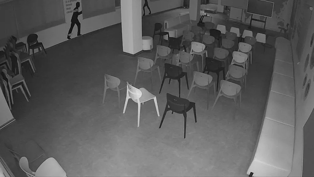تصویر دید در شب (سیاه و سفید) دوربین مدابسته هایک ویژن با استفاده از اینفرارد IR